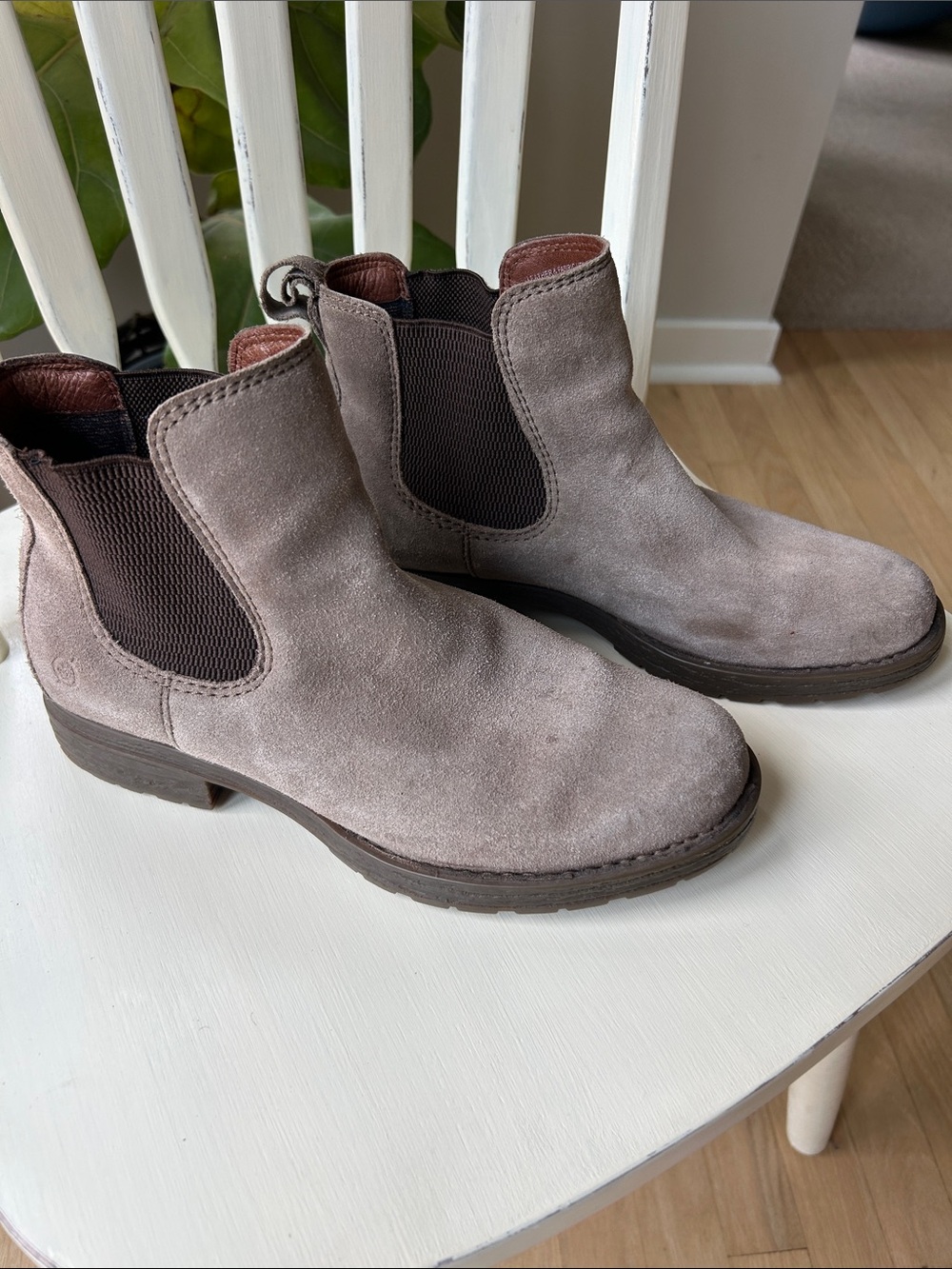 BORN Women’s Suede Chelsea Ankle Chukka Boots in Light Taupe, Size 8.5